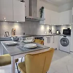 P&r1, One Bedroom, Center Apartment *