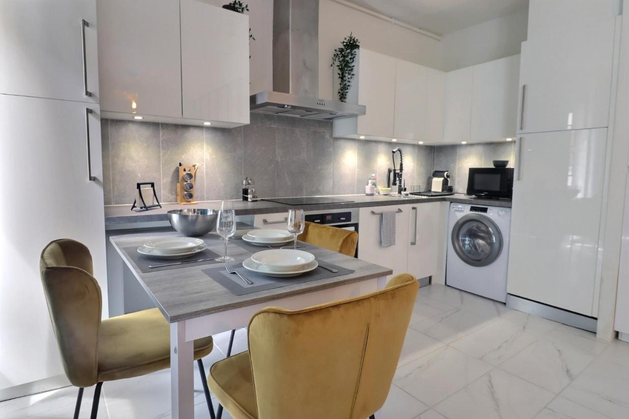 P&r1, One Bedroom, Center Apartment *